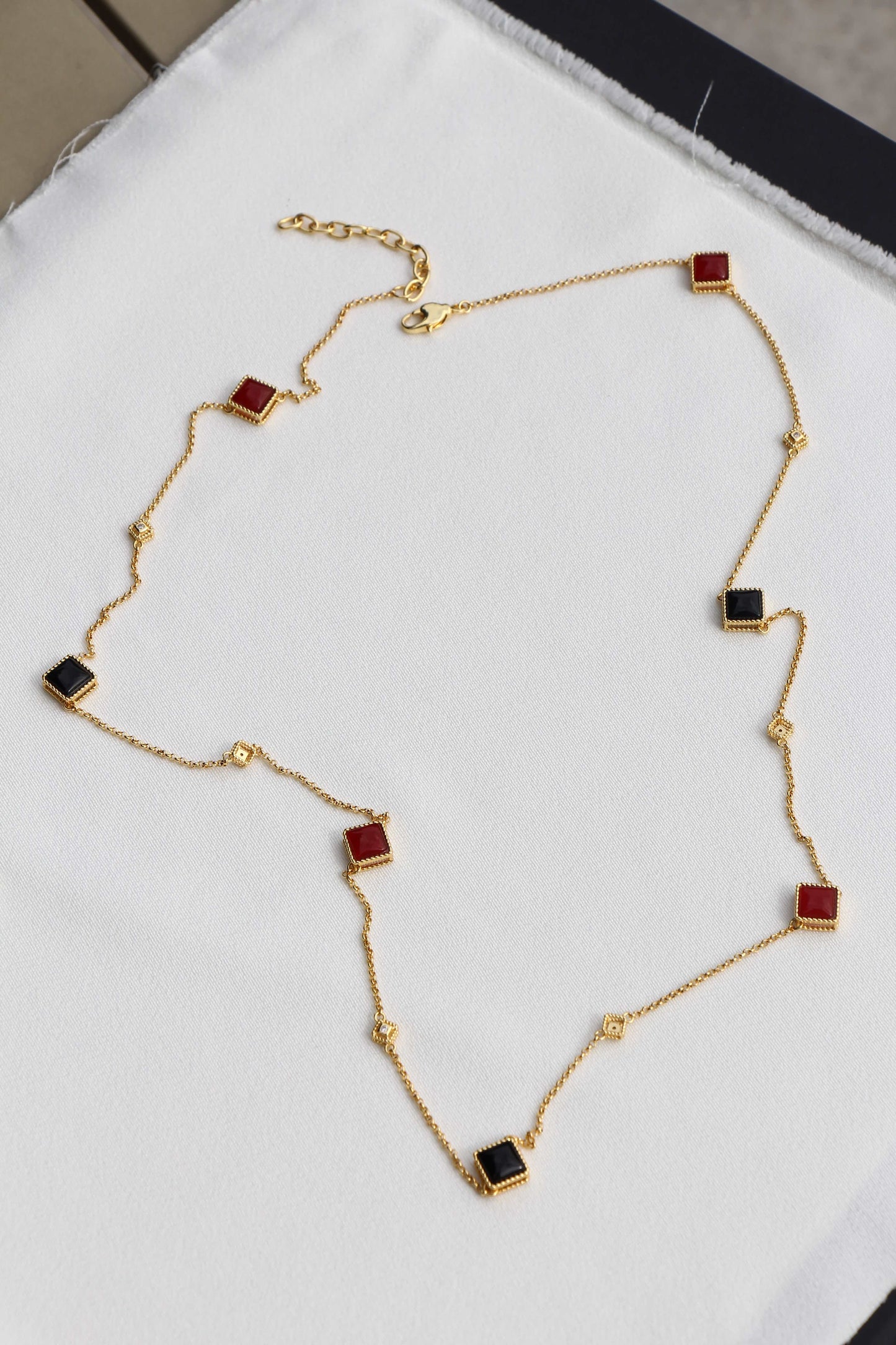 Red and Black Impression Necklace